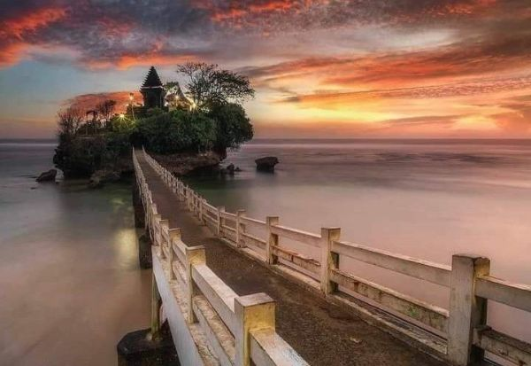 Keindahan Sunset Pantai Tanah Lot Bali Makin Memikat